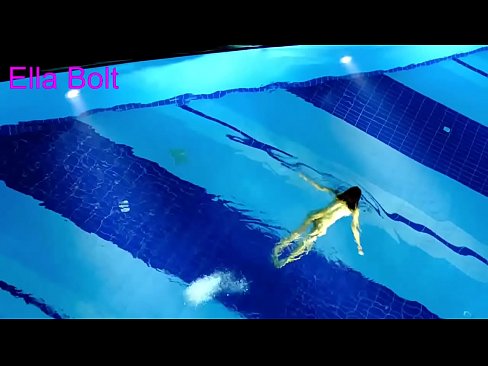 ❤️ Handikwanise kumira kuona, mudiki blonde akabatwa achishambira asina kupfeka muELLA BOLT resort pool ❌  ️❤