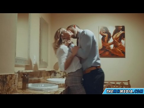 ❤️ Kana blonde ine busty inokukwezvera muchimbuzi cheveruzhinji ❌ ️❤